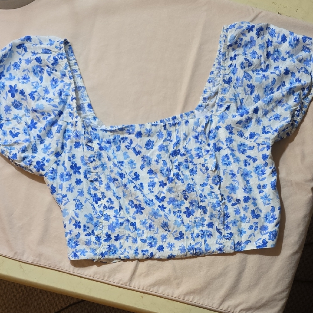 Dee Elly Blue‎ And White Lined Floral Puff Sleeve Crop Top Size Medium